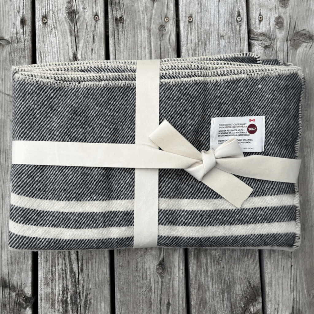 Black tweed with three stripes at each end. 100% wool blanket made from our sheep's wool.