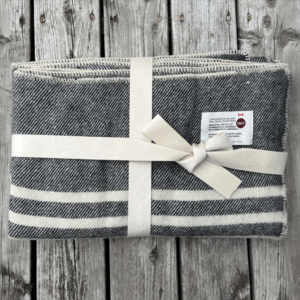 Black tweed with three stripes at each end. 100% wool blanket made from our sheep's wool.
